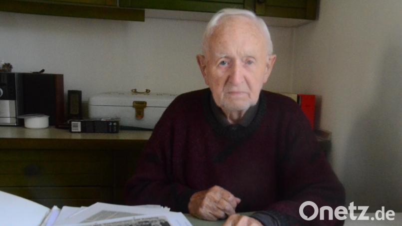 Franz Diedl archiviert Zeitungsausschnitte und alte Sitzungsprotokolle. Bild: Kunz