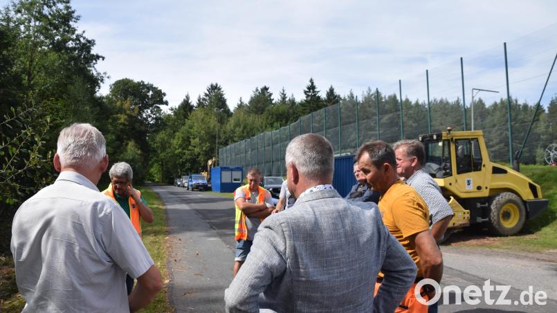 Schlussbesprechung auf Höhe des DJK-Sportzentrums. Die Baumaschinen stehen bereit. Ende Oktober wird es eine neue Straße aus Richtung Pirk nach Irchenrieth geben. Bild: fz