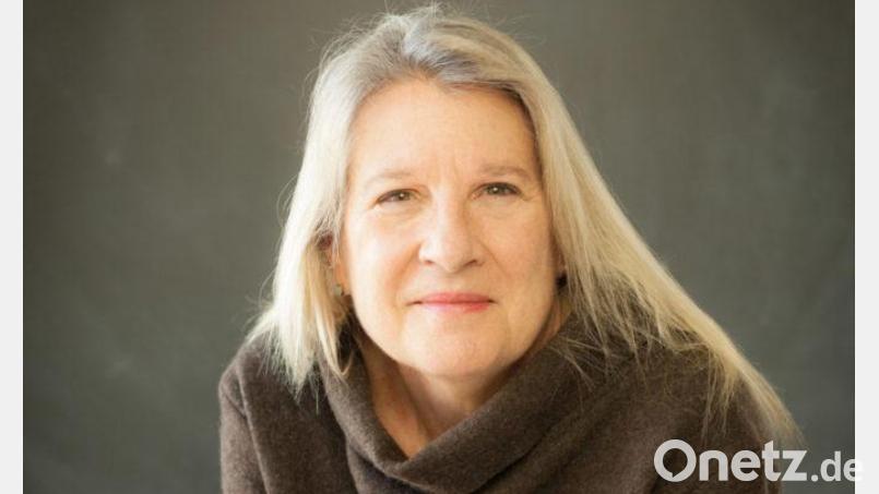 Die us-amerikanische Autorin Katharine Whitcomb stellt ihre Gedichte im Le Café von Horsch vor. Bild: Rosanne Olson