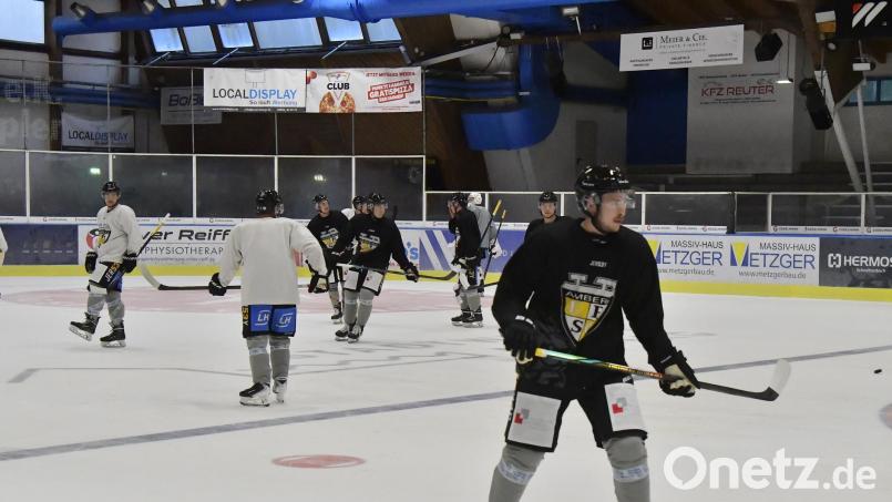 Nach einigen Trainingseinheiten auf dem Eis steht für die Spieler des ERSC Amberg am Sonntag das erste Testspiel an. Zu Gast ist Oberligist Passau Black Hawks. Bild: Hubert Ziegler