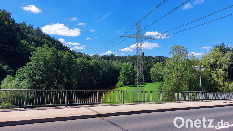 Diese Visualisierung zeigt eine Bahnstromleitung, die bei einer möglichen Trassenführung zwischen Altenstadt/WN und Neustadt/WN die Waldnaabbrücke überquert. Archivbild: DB Energie/exb