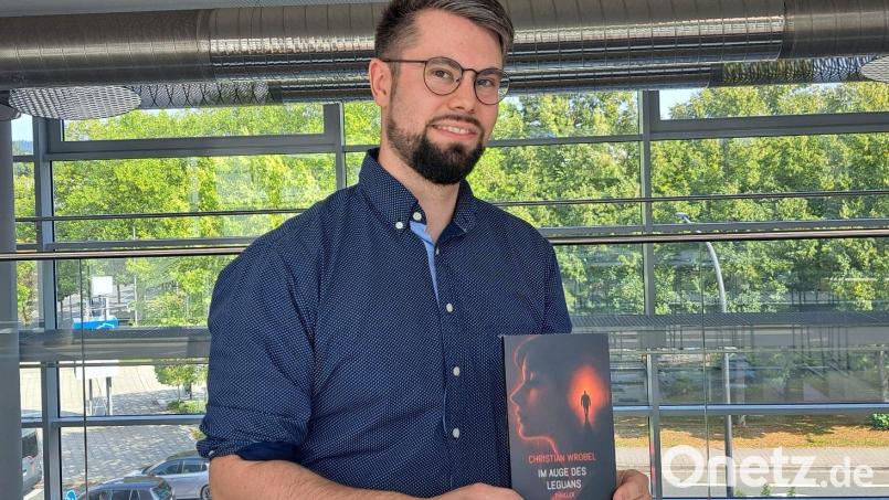 Christian Wrobel (31) aus Weiherhammer hat sein erstes Buch veröffentlicht. Der Thriller mit Lokalkolorit trägt den Titel &quot;Im Auge des Leguans&quot;. Bild: Jessica Fechner [jfe] (jessica.fechner@oberpfalzmedien.de)