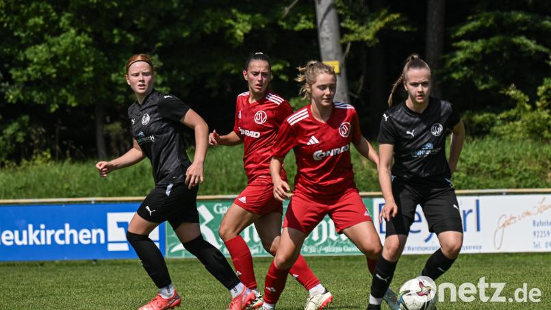 Matilda Lacher (Mitte) und die Bayernliga-Fußballerinnen des TSV Theuern treffen zum Heimauftakt der neuen Saison auf den TuS Bad Aibling. Archivbild: Jonas Löffler