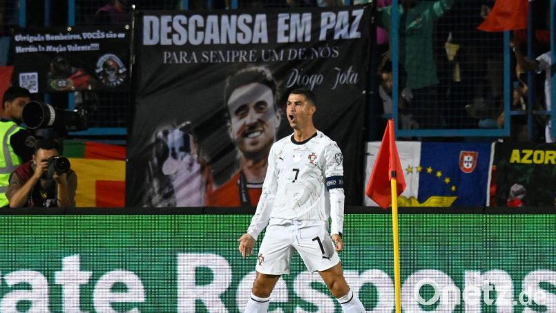 Cristian Ronaldo widmete seinen Treffer zum 3:0 dem verstorbenen Diogo Jota. Bild: Hakob Berberyan/AP/dpa