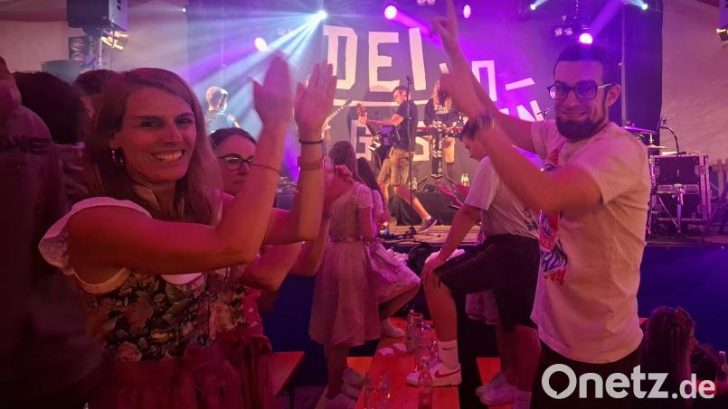 Die Band sorgt beim Schwarzenfelder Kirwa-Start für beste Stimmung beim jungen Publikum. Bild: jua
