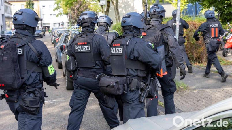 Der Großeinsatz in Essen zog sich am Freitag über Stunden bis zur Festnahme des Tatverdächtigen hin. (Archivbild) Bild: Justin Brosch/dpa