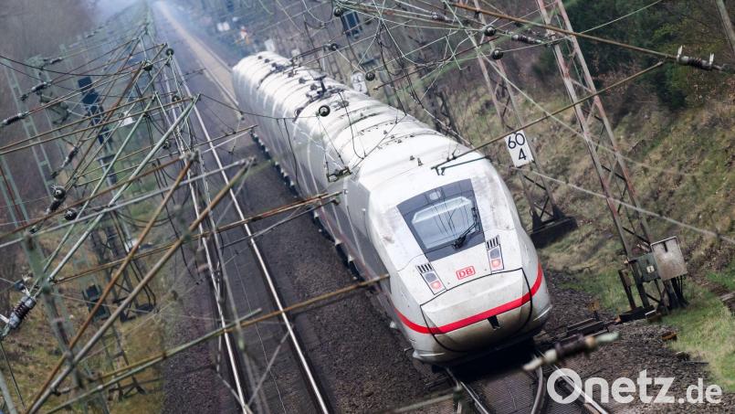 Rund 300 Fahrgäste mussten in einen Ersatzzug steigen, nachdem ein ICE im Landkreis Harburg liegen geblieben war. (Symbolbild) Bild: Julian Stratenschulte/dpa