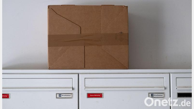 Auch DHL hat seinen Paketdienst in die USA deutlich eingeschränkt. (Archivbild) Bild: Sven Hoppe/dpa