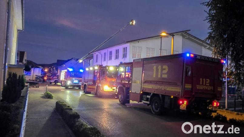 Feuerwehrfahrzeuge stehen vor dem Supermarkt. Bild: Florian Förster/dpa