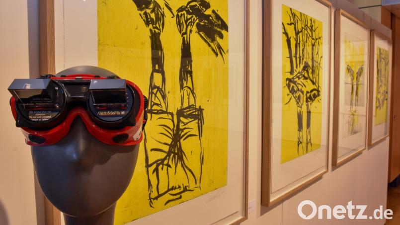 Mit den Umkehrbrillen kann man die Bilder von Baselitz richtig herum betrachten. Bild: Stephan Huber