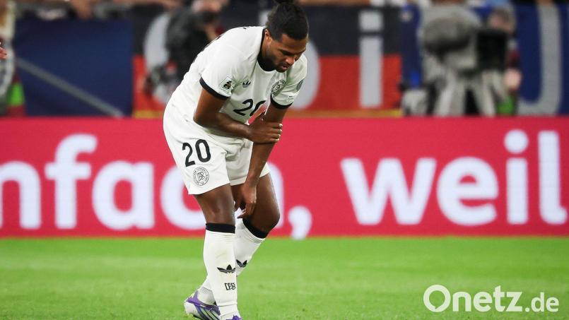 Serge Gnabry fasst sich in Bratislava an den verletzten linken Arm. Bild: Christian Charisius/dpa