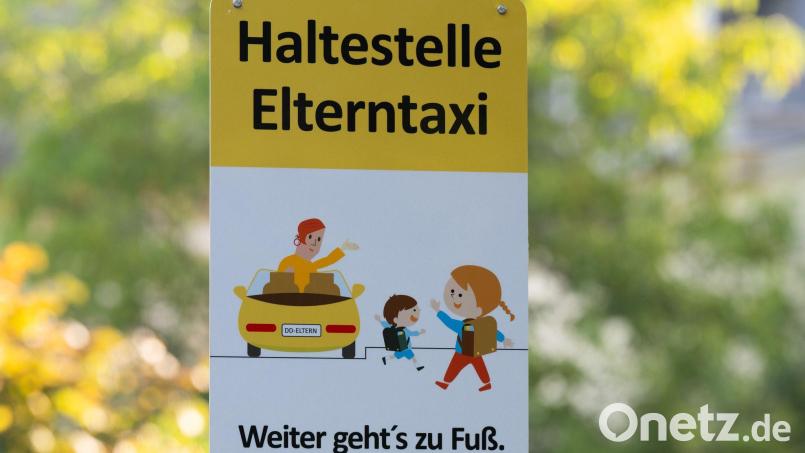 Für Schulen sind die „Elterntaxis“ oft eine Herausforderung. (Archivbild) Bild: Sebastian Kahnert/dpa