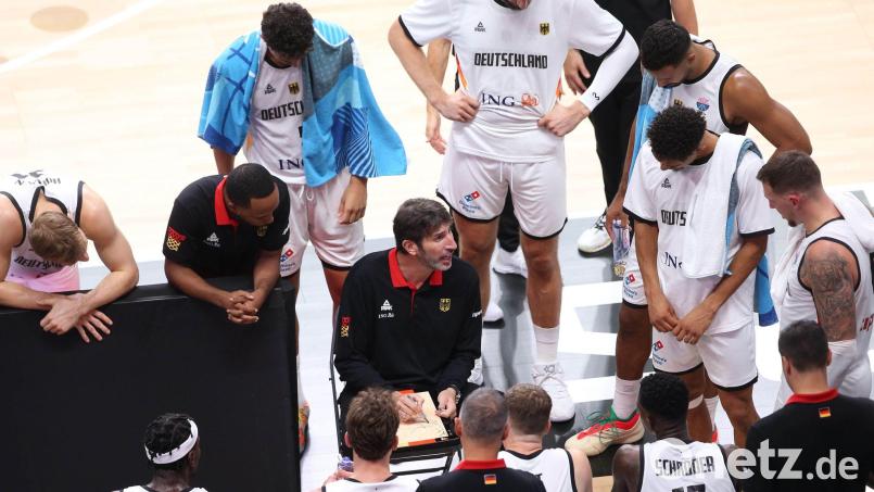 Bundestrainer Alex Mumbru ist zurück - und Deutschlands Basketballer siegen auch für ihn. Bild: Matthias Stickel/dpa