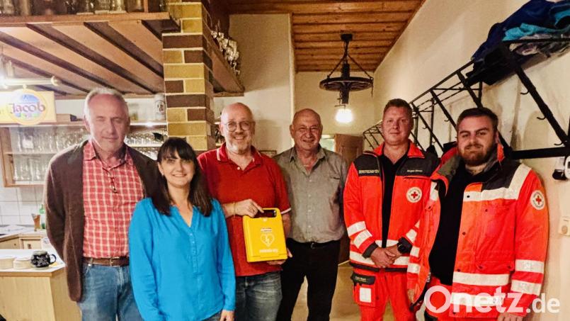 Die Interessengemeinschaft Reichenau mit den Helfern vor Ort Waidhaus. Auf Initiative der Interessengemeinschaft konnte ein neuer Defibrillator angeschafft werden. Bild: Jürgen Bauer