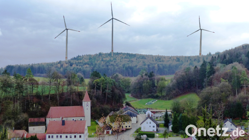 So wie auf der Fotomontage wird es in Pfaffenhofen nie mehr aussehen, der geplante Windpark &quot;Warth&quot; mit fünf &quot;Riesenwindrädern&quot; ist Geschichte. Bildmontage: jp