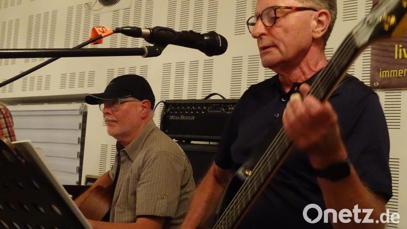 Dieter Hanemann (links) und Raimond Prechtl: Altgediente Mitglieder der Amberger Band Sound Society und jetzt erstmals wieder öffentlich auf einer Bühne. Bild: Houschka