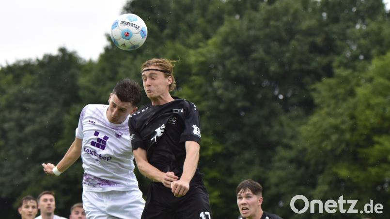Samuel Hadsch (schwarzes Trikot beim Kopfball) und seine Teamkollegen vom 1. FC Schwarzenfeld spielten 4:4 gegen die SpVgg Hainsacker. Bild: mhs
