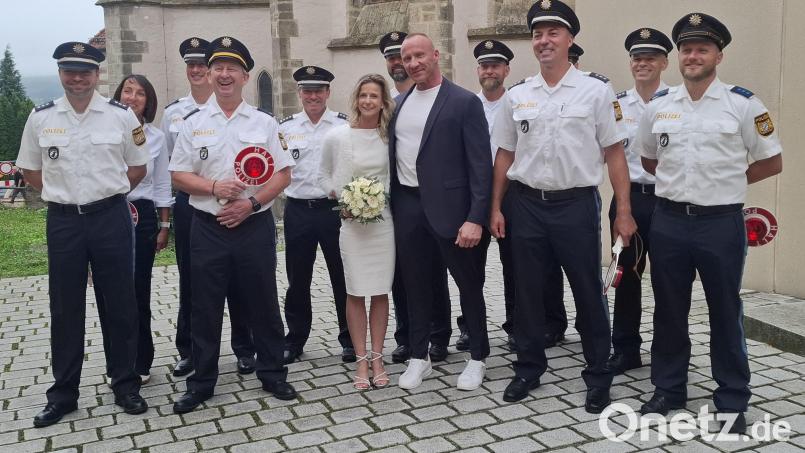 Kollegen vom 76. Ausbildungsseminar der Bayerischen Bereitschaftspolizei in Nabburg gratulieren dem Brautpaar Frank Muckenschnabel und Sabine Meidl. Bild: jua
