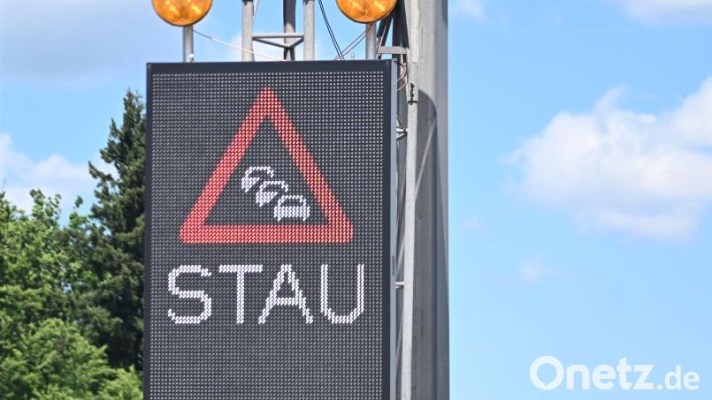 Der Verkehr staute sich nach dem Unfall auf über 30 Kilometern. (Symbolbild) Bild: Bernd Weißbrod/dpa