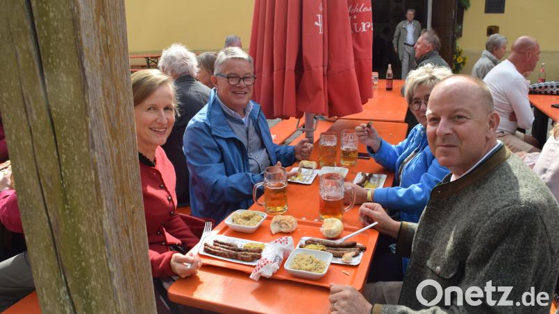 Da lässt es sich aushalten. Nach dem Gottesdienst genossen die Wallfahrer die Atmosphäre auf dem Berg und natürlich auch die leckeren Bratwürste, so wie diese Besucher aus Regensburg und Amberg Bild: swo