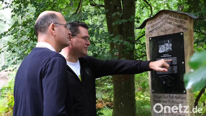 Landrat Thomas Ebeling und Heimatminister Albert Füracker (links) informierten sich an dieser Erinnerungssäule über das Waldlager Mappach. Bild: Hirsch