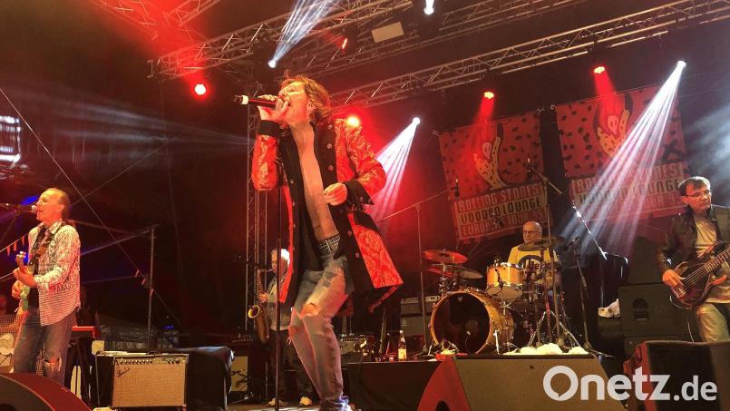 Den Bühnenaufakt am Freitag machte die Rolling-Stones-Coverband aus Hanau, &quot;Glitter Twins&quot;, mit Frontman Peter Schmitt (Dritter von rechts am Mikrofon). Bild: wro