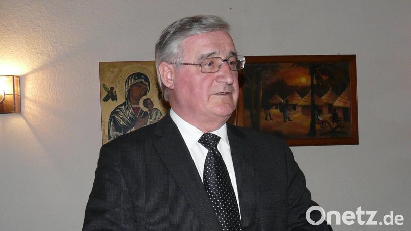 Mit Prälat Professor Dr. Alfred Egid Hierold verliert die Heimatpfarrei Moosbach seinen beliebten Geistlichen und die Marktgemeinde Moosbach seinen Ehrenbürger, den die Bevölkerung liebevoll ihren „Gide“ nannte. Archivbild: Peter Garreiss [gi] (moosbach@garpe.de)