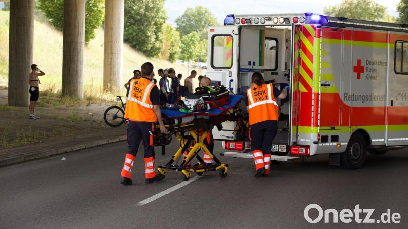 Eine Radrennveranstaltung ist nach Stürzen vieler Teilnehmer abgebrochen worden. Bild: Andreas Maier/dpa
