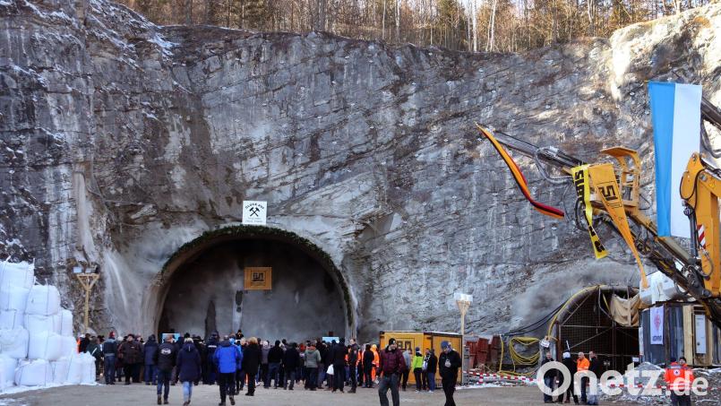 Auf der B 23 soll mit dem Tunnel das Ortszentrum Garmisch-Partenkirchen umfahren werden. (Archivbild) Bild: Stephan Jansen/dpa