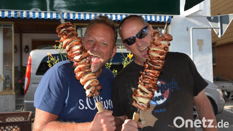 Zum Reinbeißen: Auf der Schlemmermeile Waldershof gab es auch Stiftländer Zoiglspieß aus Waldsassen. Bild: jr