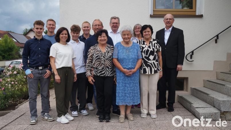 Erna Flierl feierte ihren 90. Geburtstag im Kreis ihrer Familie. Auch Pfarrer Herbert Rösl und Bürgermeister Martin Prey (Fünfter von rechts) gratulierten, ebenso Vertreterinnen des Obst- und Gartenbauvereins und die Seniorenbeauftragte Marianne Raith (Dritte von rechts) Bild: wel