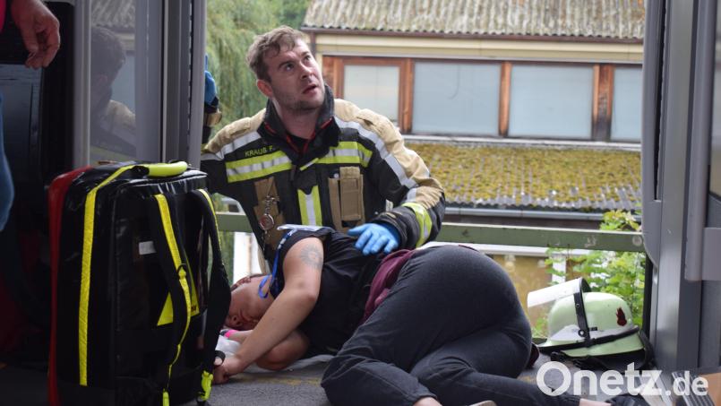 Zum Teil schwerverletzte Fahrgäste mussten von den Einsatzkräften der Feuerwehr aus den Waggons geborgen werden. Bild: bnr