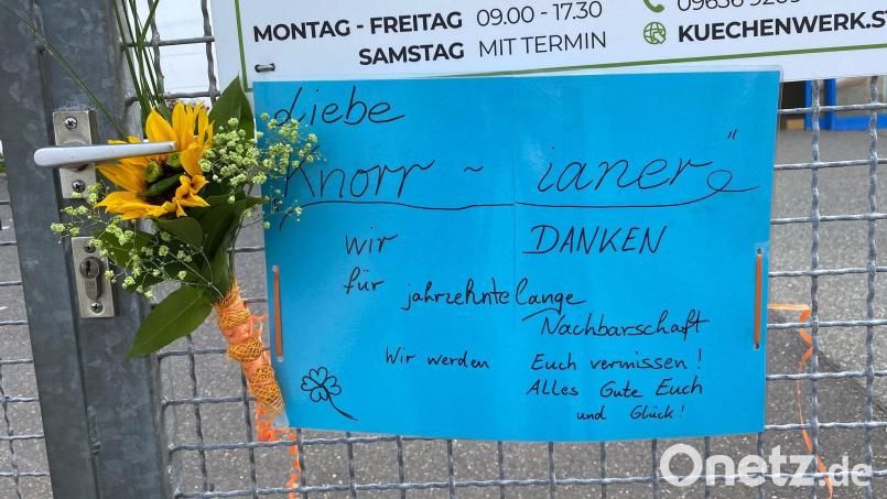 Am letzten Tag von &quot;Eisen Knorr&quot; hing dieses Plakat zum Abschied am Tor. Bild: Michael Krall