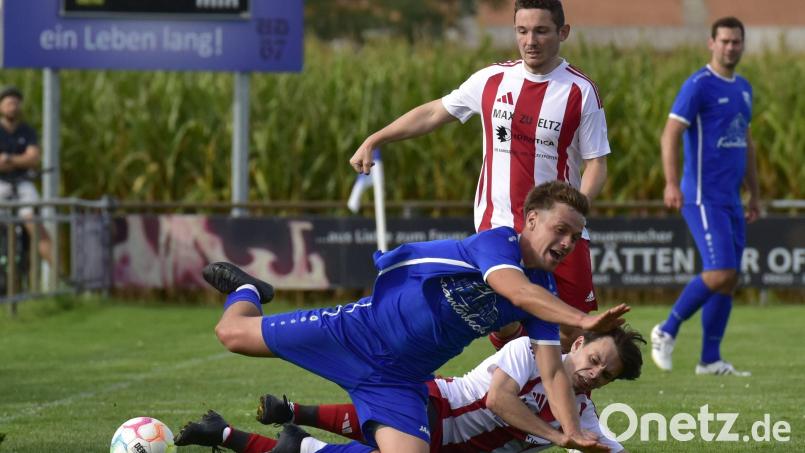 Der Diendorfer Torschütze Jonas Leyerer (blaues Trikot) wird in dieser Szene gefoult. Für den SV reichte es im Kellerduell gegen die DJK Dürnsricht nur zu einem 1:1. Bild: ham