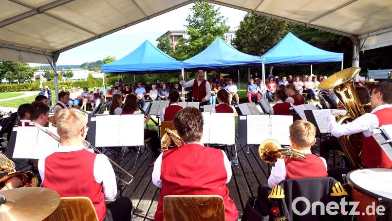 Die Jugendbergmannskapelle Pegnitz beendete am Sonntag die diesjährige Konzertreihe auf der Seebühne. Bild: bkr