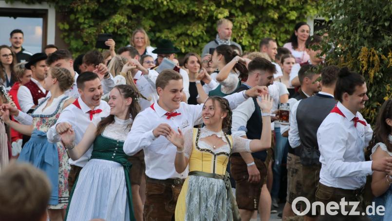 Die Kirwapaare boten den Zuschauern ordentlich etwas mit ihren Tänzen. Bild: lei