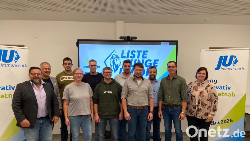 Bürgermeister Thomas Kaufmann, Landrat Roland Grillmeier, Andreas Popp, Melanie Popp, Ralf Schreyer, Michael Dötterl, Christian Wolf, JU-Vorsitzender Johannes Frauenholz, Bernhard Schmid, Daniel Schmidt, JU-Kreisvorsitzende Sandra Dostler (von links) bei der Nominierungsversammlung der Jungen Union Immenreuth. Bild: Sabrina Schmidt