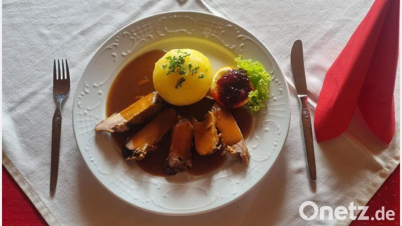Auf der Speisekarte des Landgasthofs Steinwald im Pullenreuther Ortsteil Harlachberg stehen das ganze Jahr Wildgerichte, wie zum Beispiel hier ein Wildschweinbraten. Damit kann Wirtin Brigitte Erdmann, die selber auf die Jagd geht, bei ihren Gästen punkten. Bild: Valentina Yancheva/exb