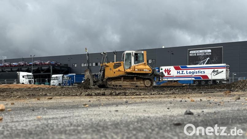 Derzeit bereiten die Bauhandwerker die Baustelle für das Hochregallager von Cube in Waldershof vor. Demnächst rammen sie etwa tausend Pfähle in den Grund. Bild: Matthias Bäumler