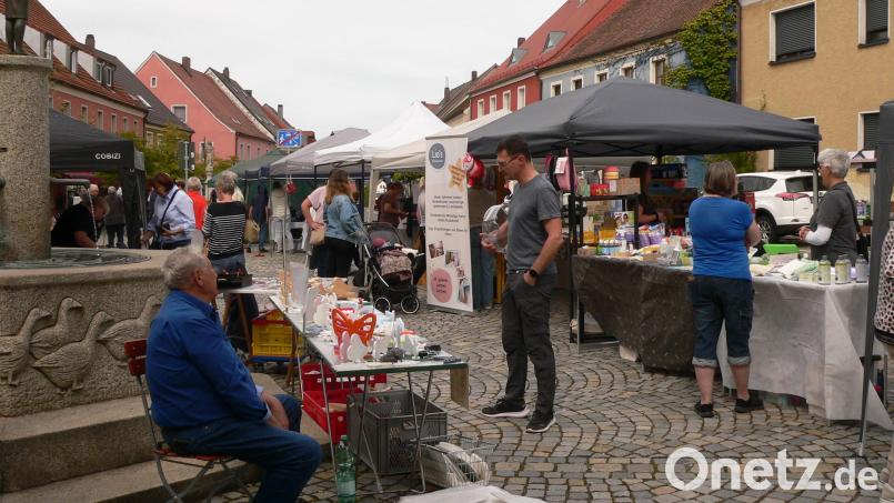 Groß war wieder das Warenangebot beim traditionellen Schutzengelmarkt am Sonntagnachmittag auf dem Marktplatz in Luhe. Gefragt waren vor allem auch Bekleidung und Gegenstände für die bevorstehende kalte Jahreszeit. Bild: mh