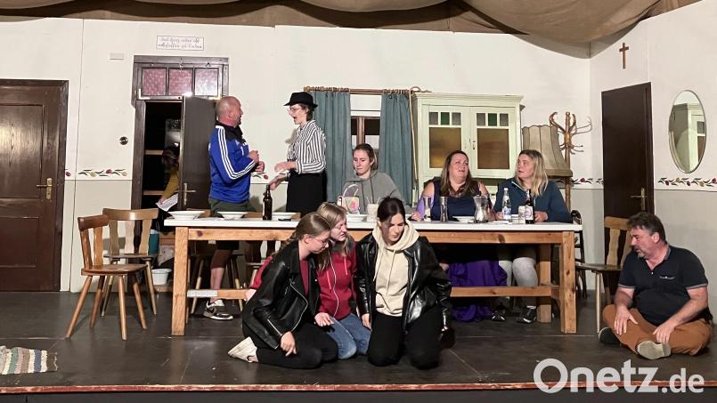 Fleißig proben die Theaterspieler in der Mühlschleif unter dem Motto: „Tatort Mühlschleif“ – Hier eine feine Gesellschaft. Bild: gi