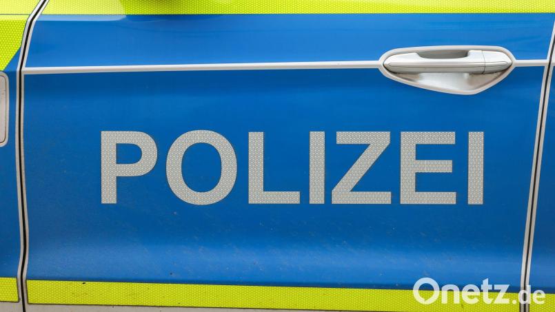 Der Lastwagenfahrer wurde bei dem Unfall leicht verletzt. (Symbolbild) Bild: Jan Woitas/dpa