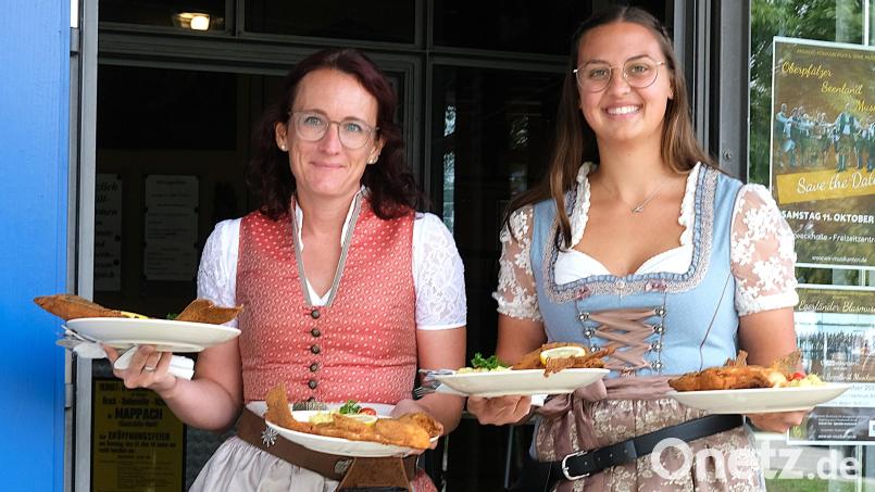 Die Damen des Fördervereins servierten bei der Mappacher Fischkirwa gebackene Karpfenhälften mit Kartoffelsalat. Bild: Hirsch