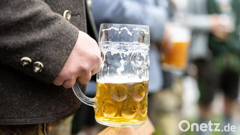 Auf der Regensburger Herbstdult wirft ein alkoholisierter Besucher einen Masskrug auf die Bühne und verletzt einen Musiker. Symbolbild: Matthias Balk/dpa