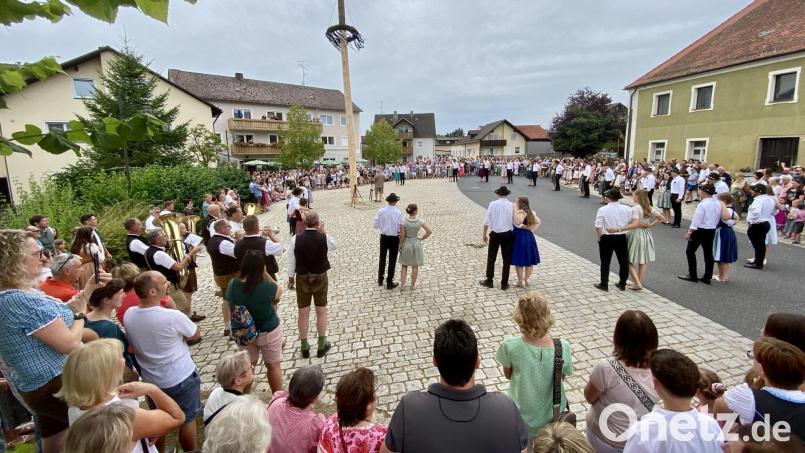 Das Austanzen des Kirwabaumes bildet wieder den Höhepunkt der Freudenberger Kirwa. Bild: gri