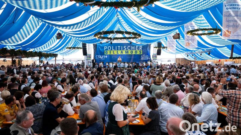 Markus Söder (CSU), Ministerpräsident von Bayern, spricht beim Politischen Frühschoppen Gillamoos auf der Bühne. Das Gillamoos ist eines der größten und ältesten Volksfeste Niederbayerns und bietet traditionell einen politischen Schlagabtausch der Parteien. Bild: Sven Hoppe/dpa