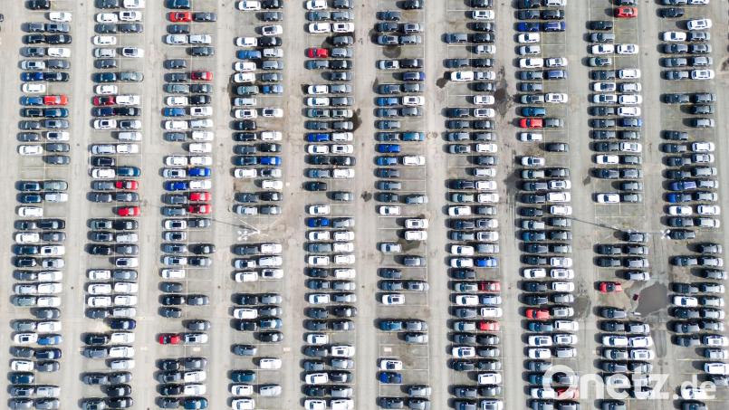 Neuwagen bei Volkswagen: Die Produktion in der Autobranche legte im Juni spürbar zu. (Archivbild) Bild: Julian Stratenschulte/dpa