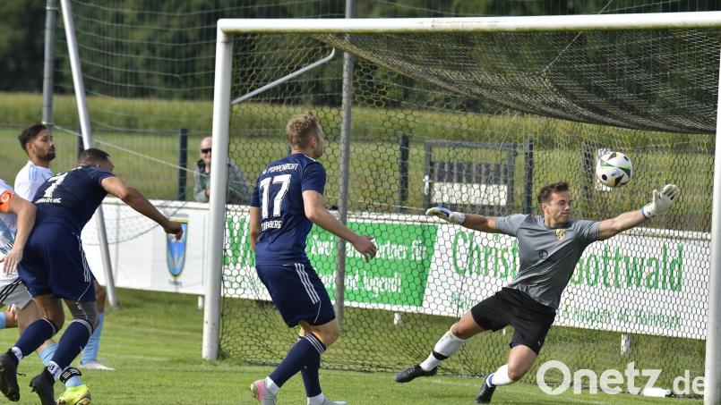 Torhüter Christopher Jäger vom TSV Kümmersbruck kann in dieser Szene einen Kopfball von Johann Henschke (Zweiter von links) von der SG Traßlberg/Poppenricht entschärfen. Bild: Hubert Ziegler