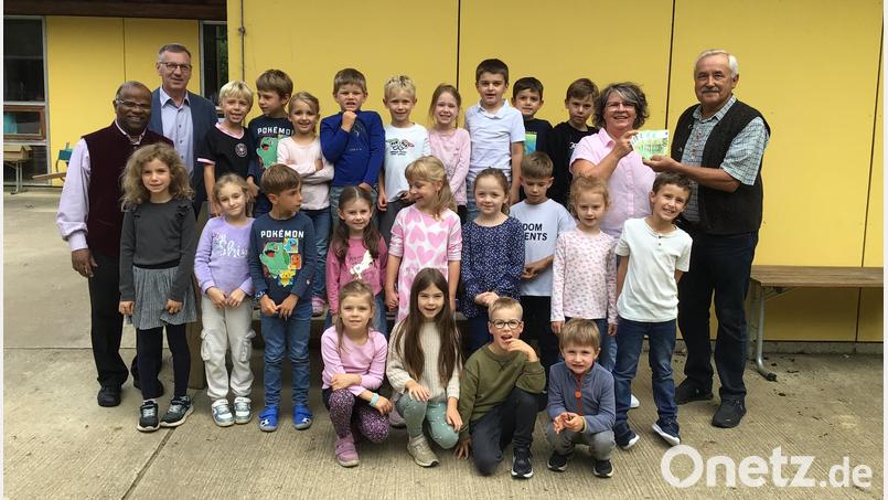 Johann Schwarz (rechts) überreichte an den Kindergarten St. Walburga eine Spende. Darüber freuten sich neben den Kindern auch Pfarrer Moses Gudapati (von links), Kirchenpfleger Karl Forster und Kindergartenleiterin Ulrike Schießlbauer. Bild: Ulrike Schlaffer