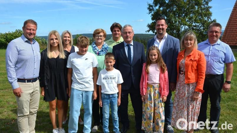 Albert Fröhlich (Mitte, mit Krawatte) feierte am Samstag seinen 70. Geburtstag. Zu den ersten Gratulanten zählten Ehefrau Anneliese (links daneben), seine beiden Kinder und vier Enkel sowie Bürgermeister Stefan Grillmeier (links) und Kreisbrandmeister Stefan Gleißner (rechts). Bild: jr